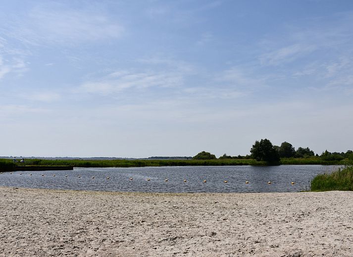 Veranda van vakantiehuis FR199 in Rohel biedt zitgelegenheid met uitzicht op Friese meren.