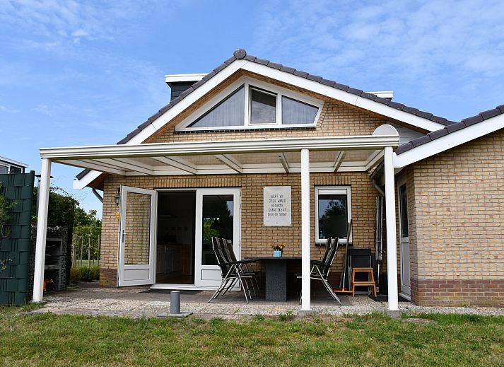 Veranda van vakantiehuis FR199 in Rohel biedt zitgelegenheid met uitzicht op Friese meren.