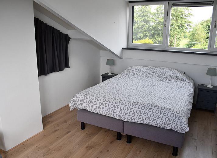 Uitzicht over groene velden en water nabij vakantiehuis FR199 in Rohel, Friese meren.