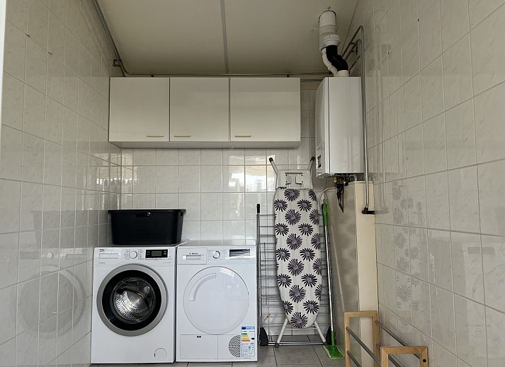 Praktische wasruimte in vakantiehuis FR199 in Rohel met wasmachine en droger.