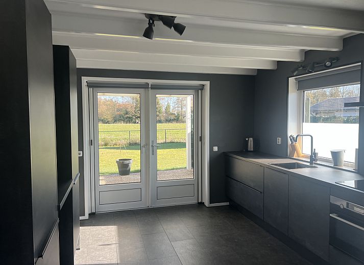 FR257 vakantiehuis in Rohel met veranda en tuin bij Tjeukemeer, Friese meren.