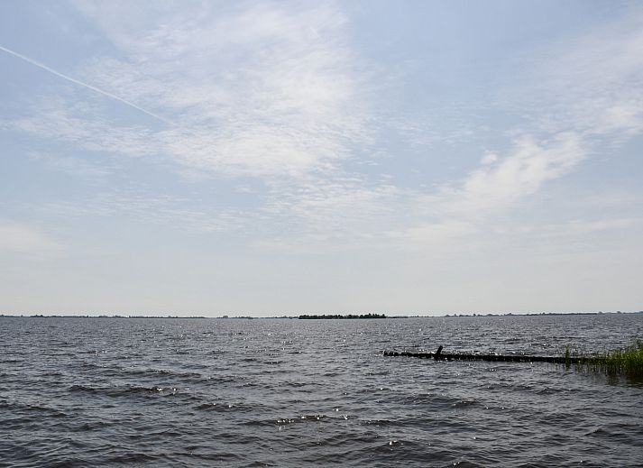 FR257 vakantiehuis in Rohel met veranda en tuin bij Tjeukemeer, Friese meren.