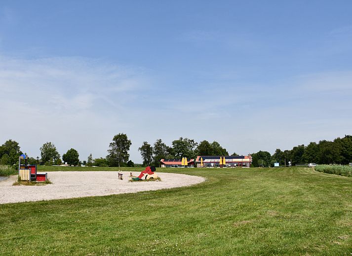 Tuin van FR257 vakantiehuis in Rohel met speeltoestellen, Tjeukemeer, Friese meren.
