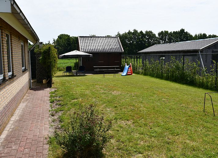Zandstrand bij Tjeukemeer nabij FR257 vakantiehuis in Rohel, Friese meren.