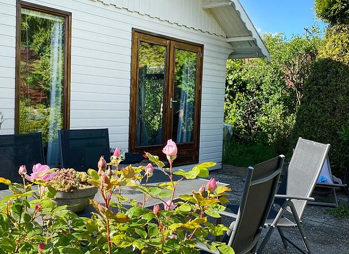 Charmantes Ferienhaus in Rohel, Friesische Seen, umgeben von einem ueppigen Garten und Natur.