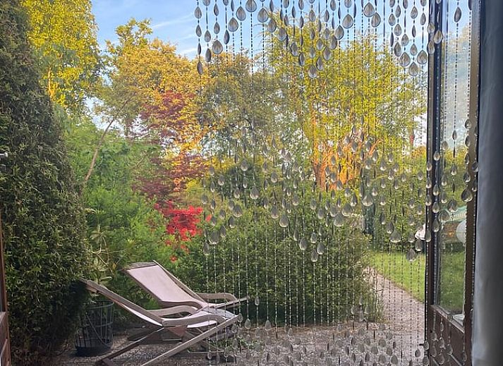 Charmantes Ferienhaus in Rohel, Friesische Seen, umgeben von einem ueppigen Garten und Natur.