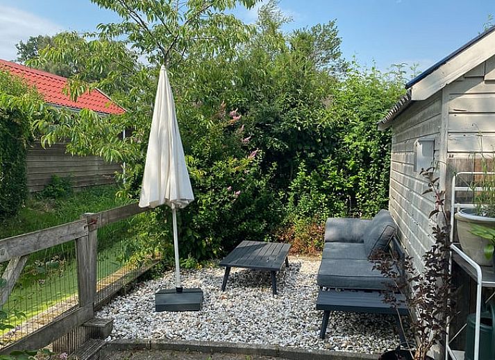 Schoene gruene Umgebung um das Ferienhaus in Rohel, in der Naehe der friesischen Seen.