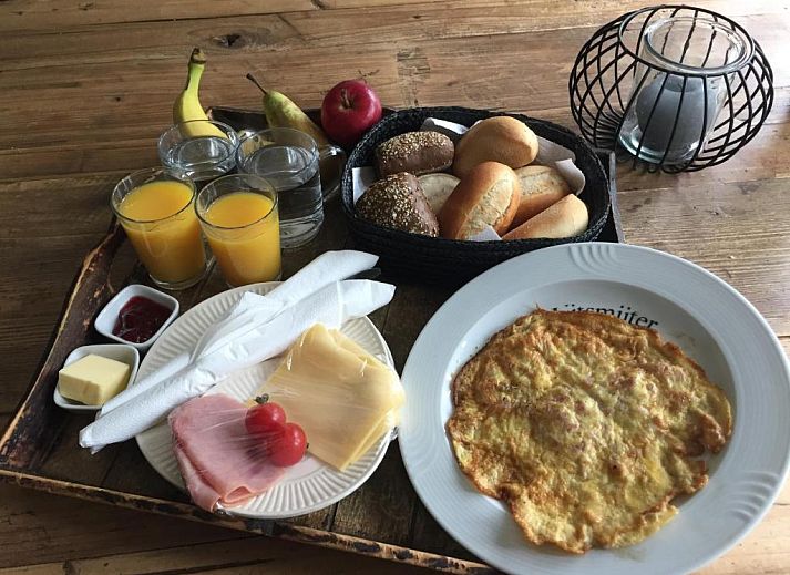 Bright bedroom in Bed & Breakfast Zeeland, Noordwelle, with comfortable bed and tiled floor.