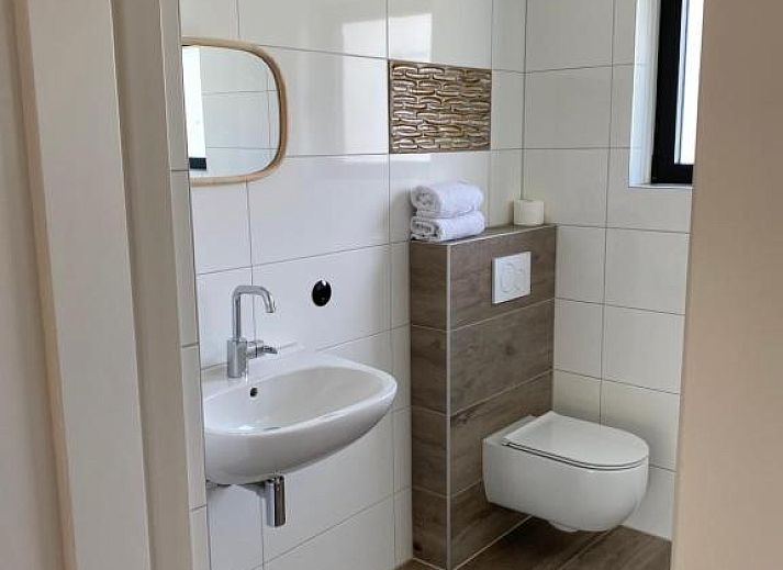 Modern bathroom with shower in Bed & Breakfast Zeeland, Noordwelle, Schouwen-Duiveland.