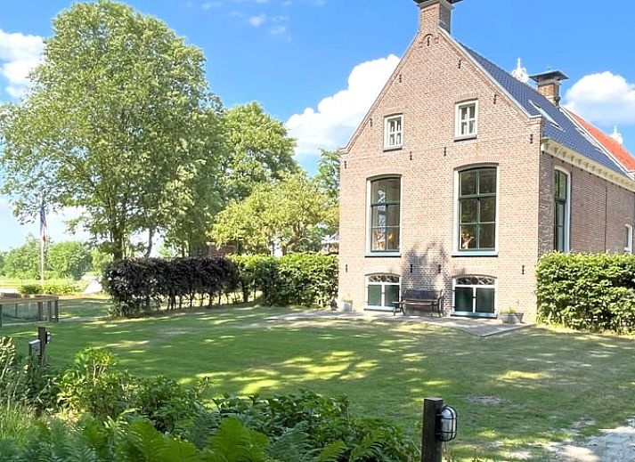 Vacation cottage in Langweer overlooking the beautiful garden in the Frisian lakes.