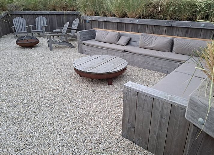 Zonsondergang over het water bij Huisje in Sint Nicolaasga, vakantiehuis aan de Langweerderwielen.