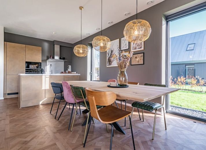 Zonsondergang over het water bij Huisje in Sint Nicolaasga, vakantiehuis aan de Langweerderwielen.