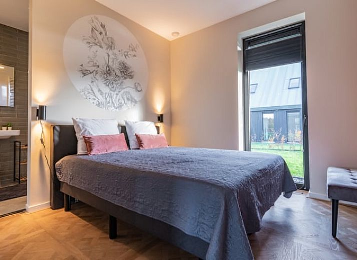 Zonsondergang over het water bij Huisje in Sint Nicolaasga, vakantiehuis aan de Langweerderwielen.