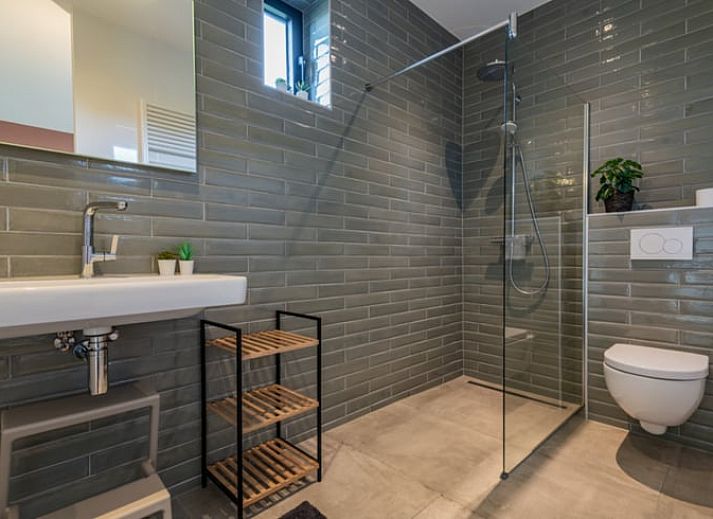 Uitzicht vanaf het terras van Huisje in Sint Nicolaasga op de Langweerderwielen tijdens zonsondergang.