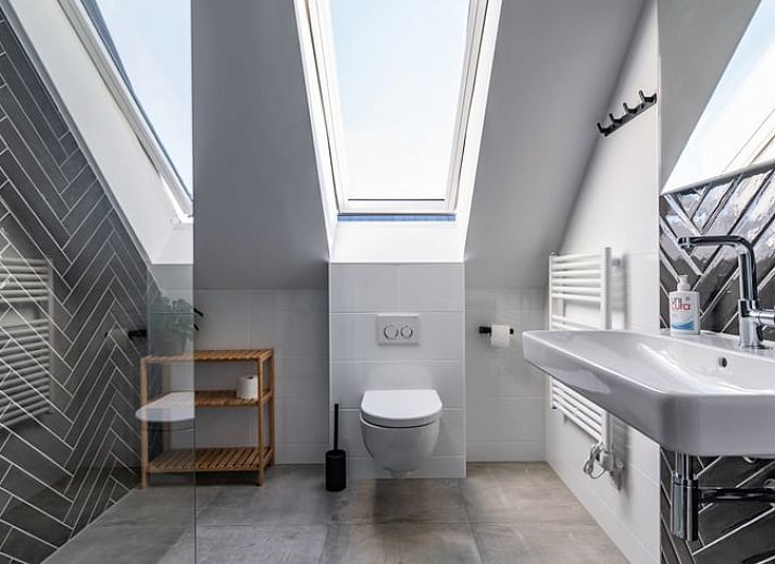 Uitzicht vanaf het terras van Huisje in Sint Nicolaasga op de Langweerderwielen tijdens zonsondergang.