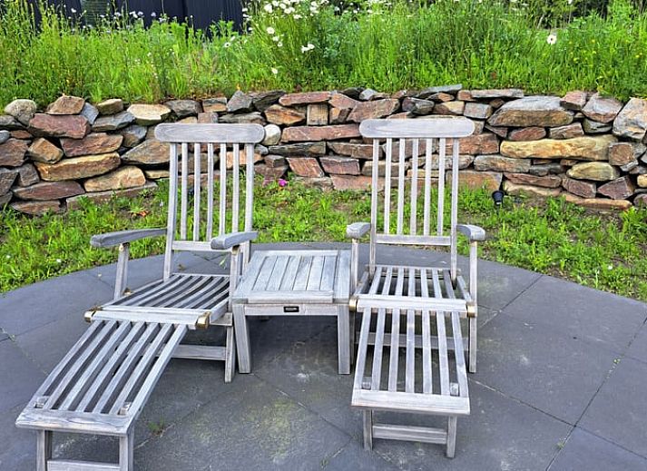 Ruime veranda van Huisje in Sint Nicolaasga met comfortabele zitruimte, ideaal voor ontspanning.