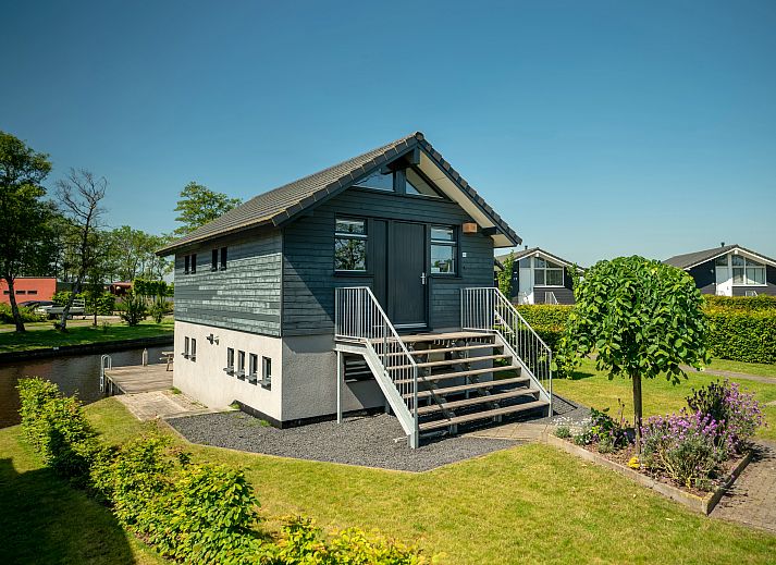 Waterpark Sneekermeer 6-persoons woning 6C1 in Terherne, omgeven door groene natuur en water.