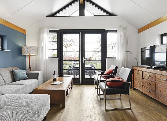 Waterpark Sneekermeer 6-persoons woning 6C1 in Terherne, omgeven door groene natuur en water.