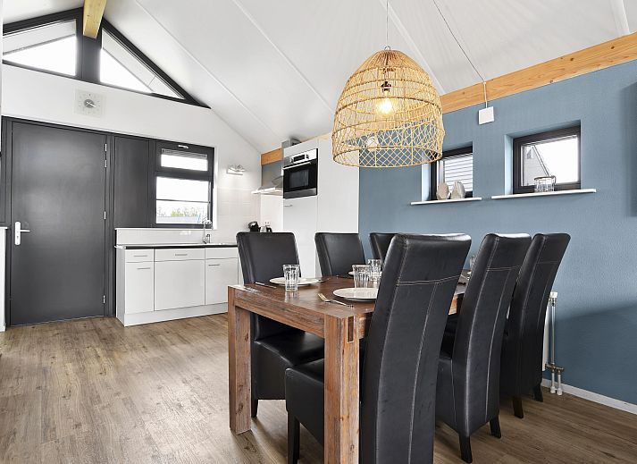 Gezellige woonkamer in Waterpark Sneekermeer 6-persoons woning 6C1, Terherne, met uitzicht op het terras.