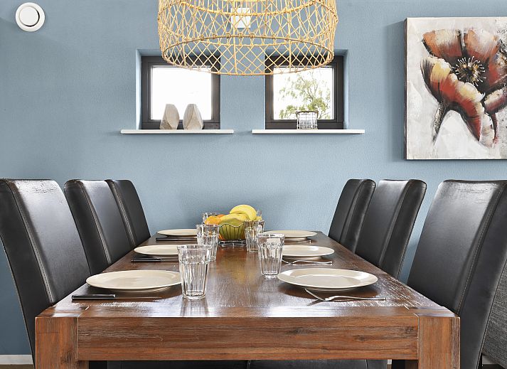 Gezellige woonkamer in Waterpark Sneekermeer 6-persoons woning 6C1, Terherne, met uitzicht op het terras.