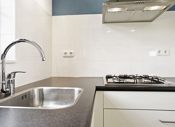 Gezellige woonkamer in Waterpark Sneekermeer 6-persoons woning 6C1, Terherne, met uitzicht op het terras.