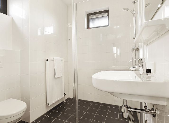 Stijlvolle details in de woonkamer van Waterpark Sneekermeer 6-persoons woning 6C1, Terherne.