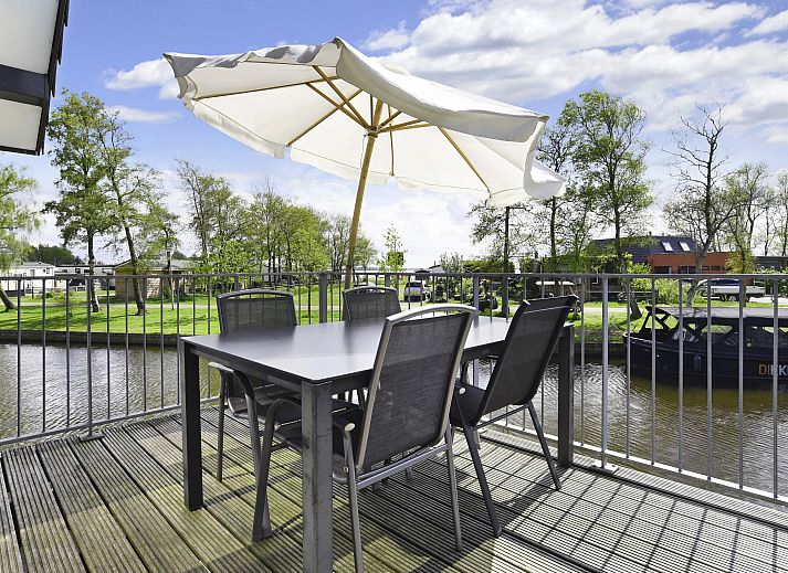 Stijlvolle details in de woonkamer van Waterpark Sneekermeer 6-persoons woning 6C1, Terherne.