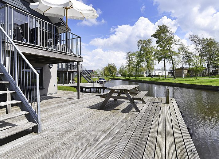 Stijlvolle details in de woonkamer van Waterpark Sneekermeer 6-persoons woning 6C1, Terherne.