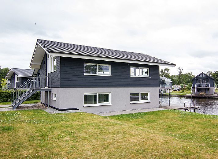 Wasserpark Sneekermeer 8-Personen-Wohnung mit Blick auf das Wasser in Terherne, Friesische Seen.