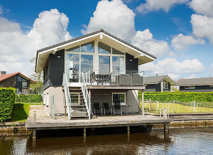 Wasserpark Sneekermeer 8-Personen-Wohnung mit Blick auf das Wasser in Terherne, Friesische Seen.