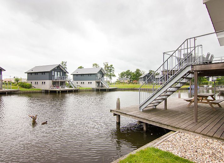 Modernes Wohnzimmer im Ferienhaus Waterpark Sneekermeer in Terherne, Friesische Seen.