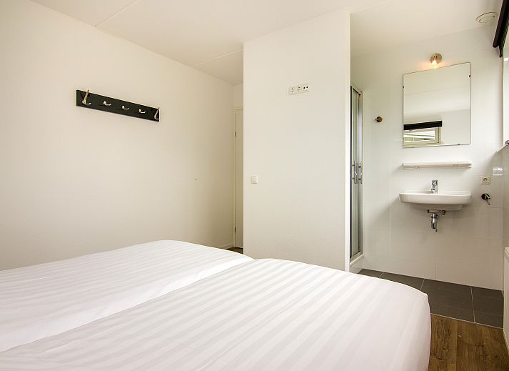 Modernes Wohnzimmer im Ferienhaus Waterpark Sneekermeer in Terherne, Friesische Seen.