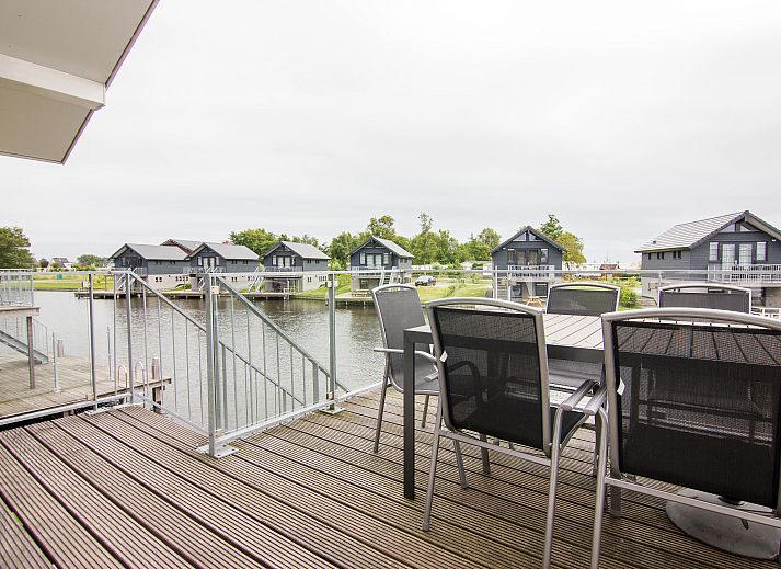 Modernes Wohnzimmer im Ferienhaus Waterpark Sneekermeer in Terherne, Friesische Seen.