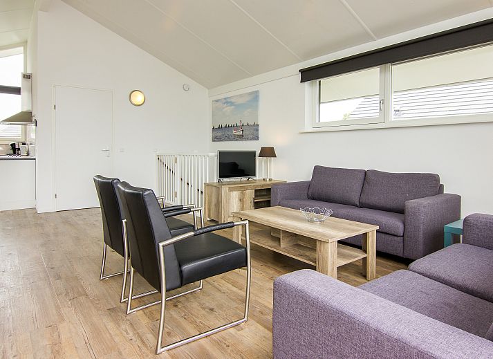 Essecke mit viel Licht im 8-Personen-Haus Waterpark Sneekermeer, Terherne.