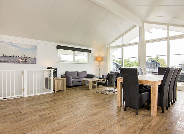 Essecke mit viel Licht im 8-Personen-Haus Waterpark Sneekermeer, Terherne.