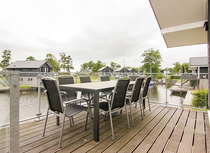 Essecke mit viel Licht im 8-Personen-Haus Waterpark Sneekermeer, Terherne.