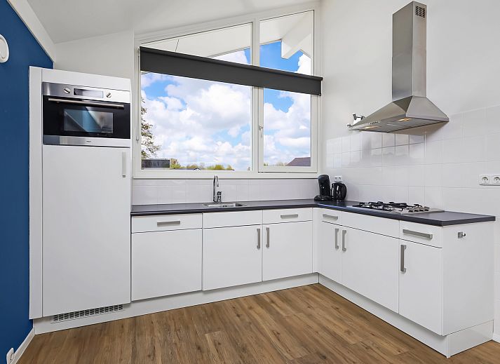 Essecke mit viel Licht im 8-Personen-Haus Waterpark Sneekermeer, Terherne.