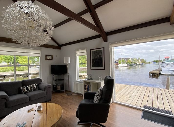 Ferienhaus im Hafen von Terherne am Sneekermeer mit grosser Terrasse und schoener Aussicht ueber die friesischen Seen.