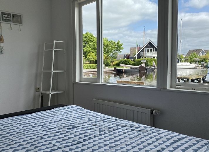 Vor dem Havenhuisje in Terherne, Ferienhaus am Sneekermeer mit sonniger Terrasse und gemuetlichen Sitzgelegenheiten.
