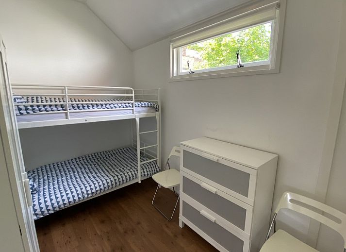 Vor dem Havenhuisje in Terherne, Ferienhaus am Sneekermeer mit sonniger Terrasse und gemuetlichen Sitzgelegenheiten.