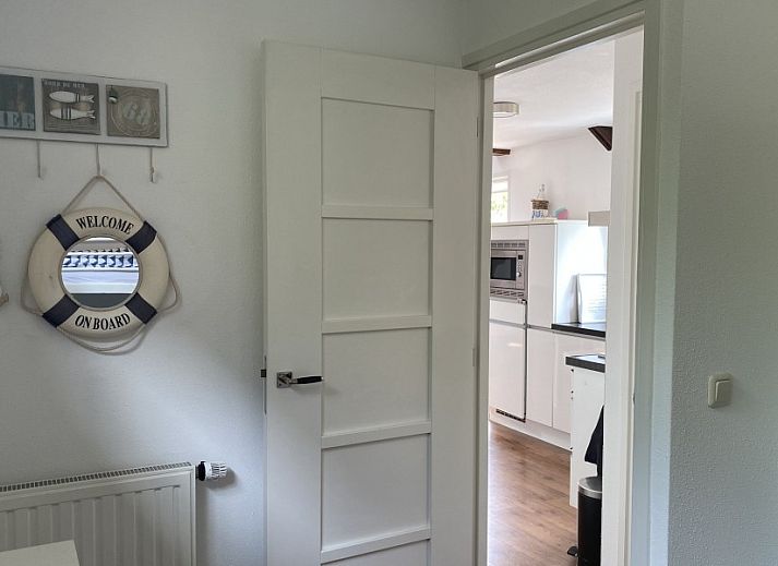 Vor dem Havenhuisje in Terherne, Ferienhaus am Sneekermeer mit sonniger Terrasse und gemuetlichen Sitzgelegenheiten.