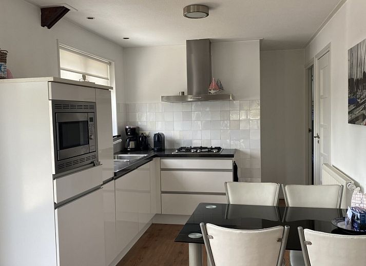 Gemuetliches Wohnzimmer des Havenhuisje, Ferienhaus in Terherne, mit hohen Decken und gemuetlicher Einrichtung am Sneekermeer.