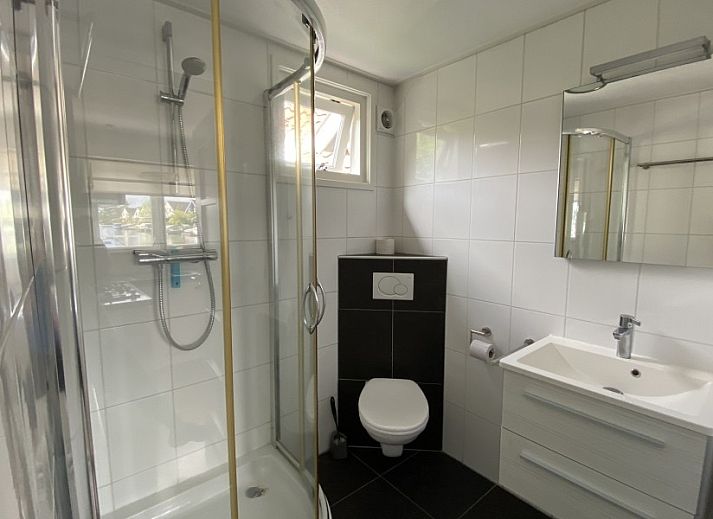 Gemuetliches Wohnzimmer des Havenhuisje, Ferienhaus in Terherne, mit hohen Decken und gemuetlicher Einrichtung am Sneekermeer.