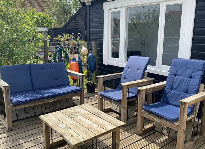 Gemuetliches Wohnzimmer des Havenhuisje, Ferienhaus in Terherne, mit hohen Decken und gemuetlicher Einrichtung am Sneekermeer.