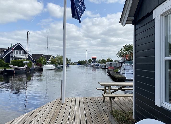 Blick aus dem Wohnzimmer des Havenhuisje in Terherne, einem Ferienhaus am Wasser bei Sneekermeer in den friesischen Seen.