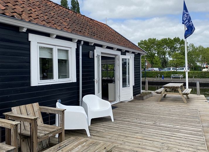 Blick aus dem Wohnzimmer des Havenhuisje in Terherne, einem Ferienhaus am Wasser bei Sneekermeer in den friesischen Seen.