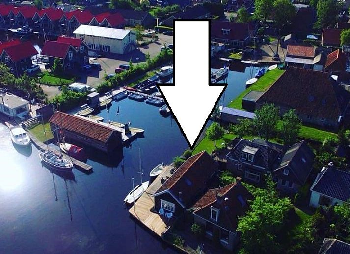 Blick aus dem Wohnzimmer des Havenhuisje in Terherne, einem Ferienhaus am Wasser bei Sneekermeer in den friesischen Seen.