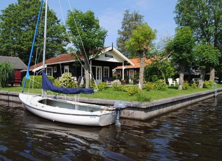 Geniessen Sie die Ruhe im Ferienhaus De Koumelker in Terherne, Sneekermeer, mit einer grossen Terrasse und gruener Umgebung in den friesischen Seen.