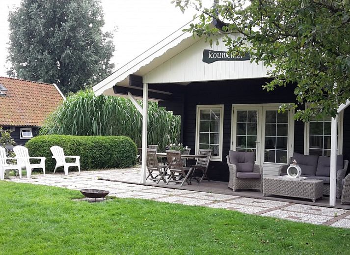 Geniessen Sie die Ruhe im Ferienhaus De Koumelker in Terherne, Sneekermeer, mit einer grossen Terrasse und gruener Umgebung in den friesischen Seen.