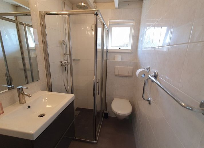 Geniessen Sie die Ruhe im Ferienhaus De Koumelker in Terherne, Sneekermeer, mit einer grossen Terrasse und gruener Umgebung in den friesischen Seen.